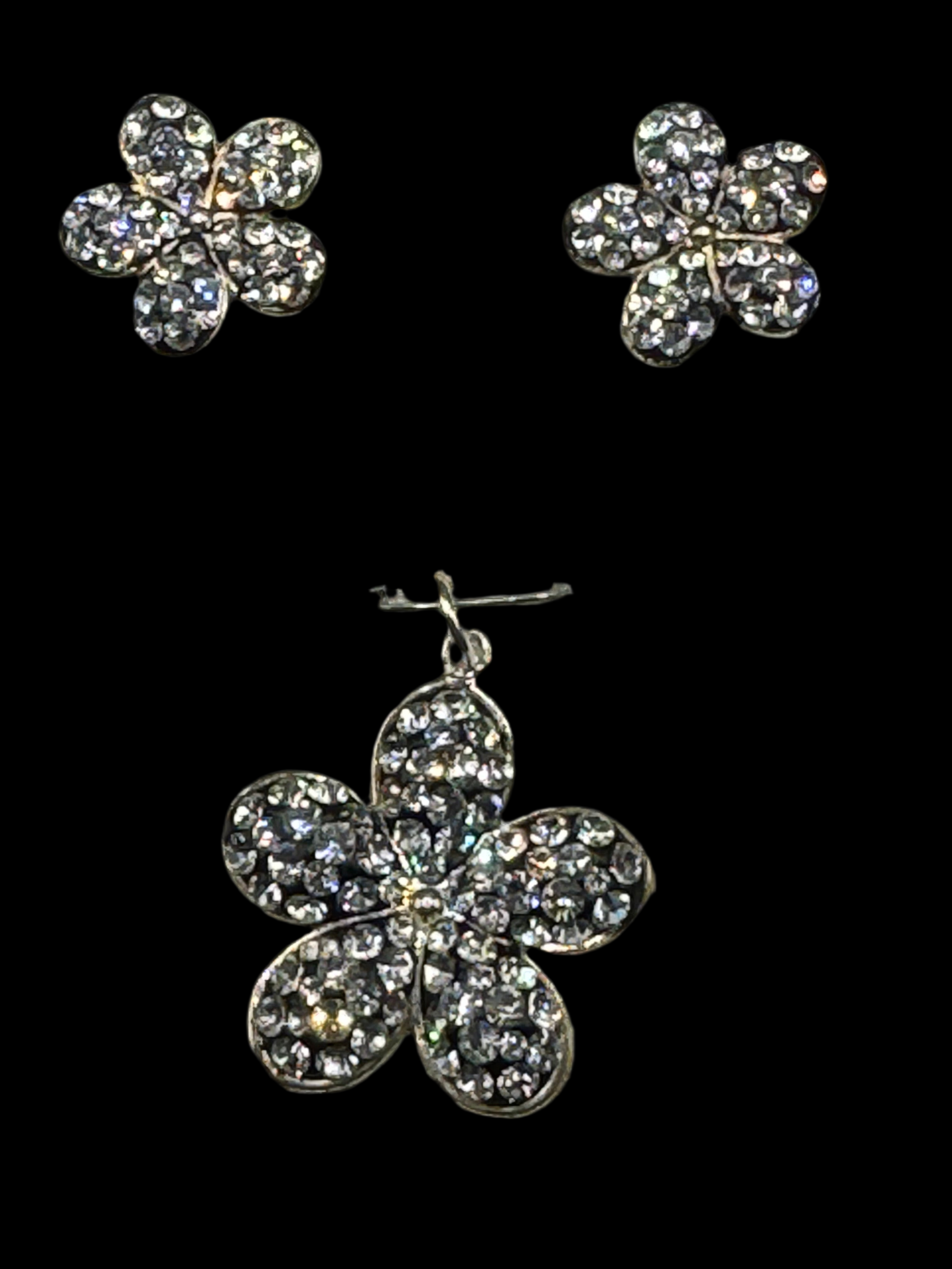 Brilliant crystals Fluer Pendant & Earrings .