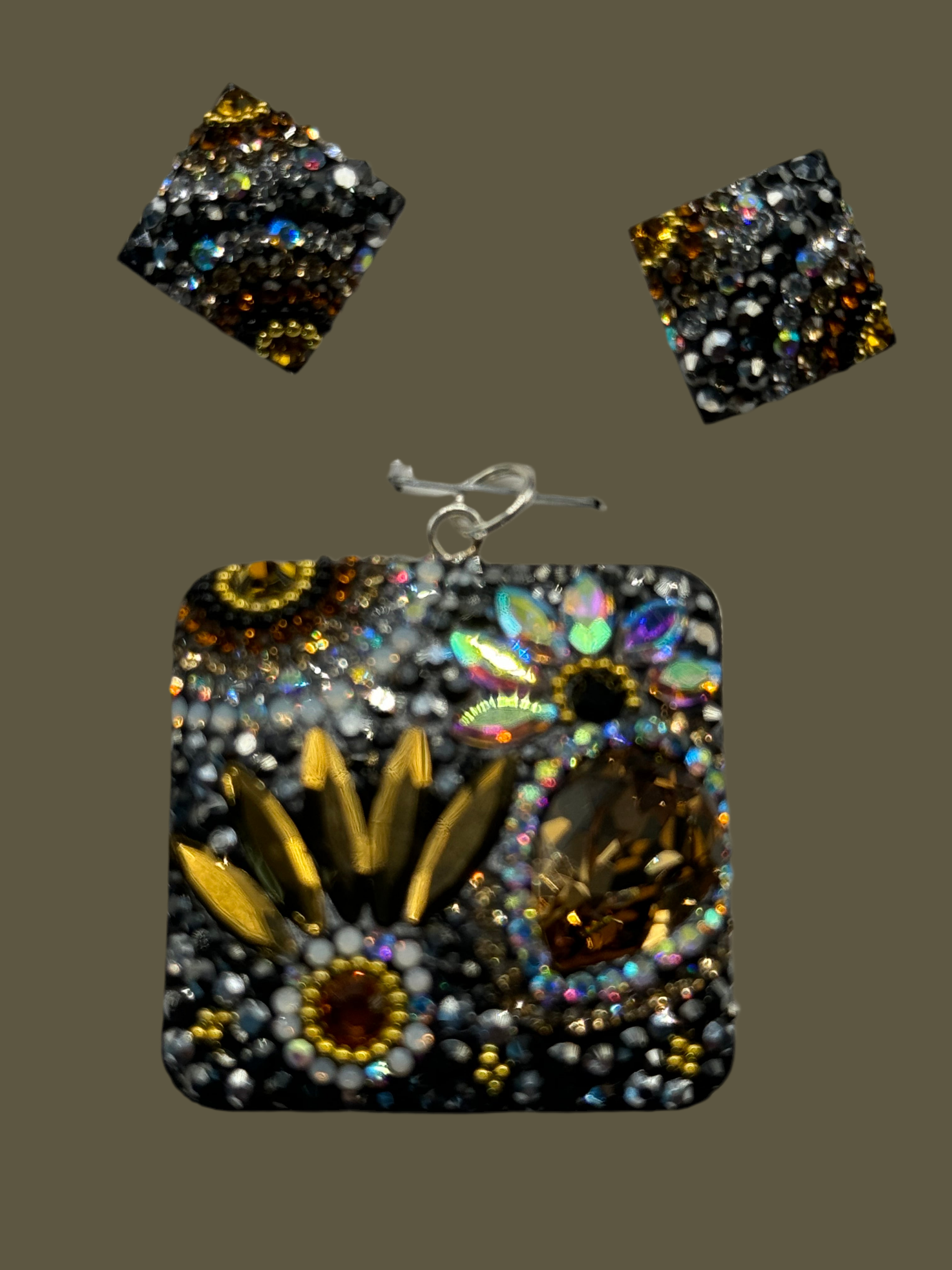 Square Florals Pendant & Earrings in gold color crystals .