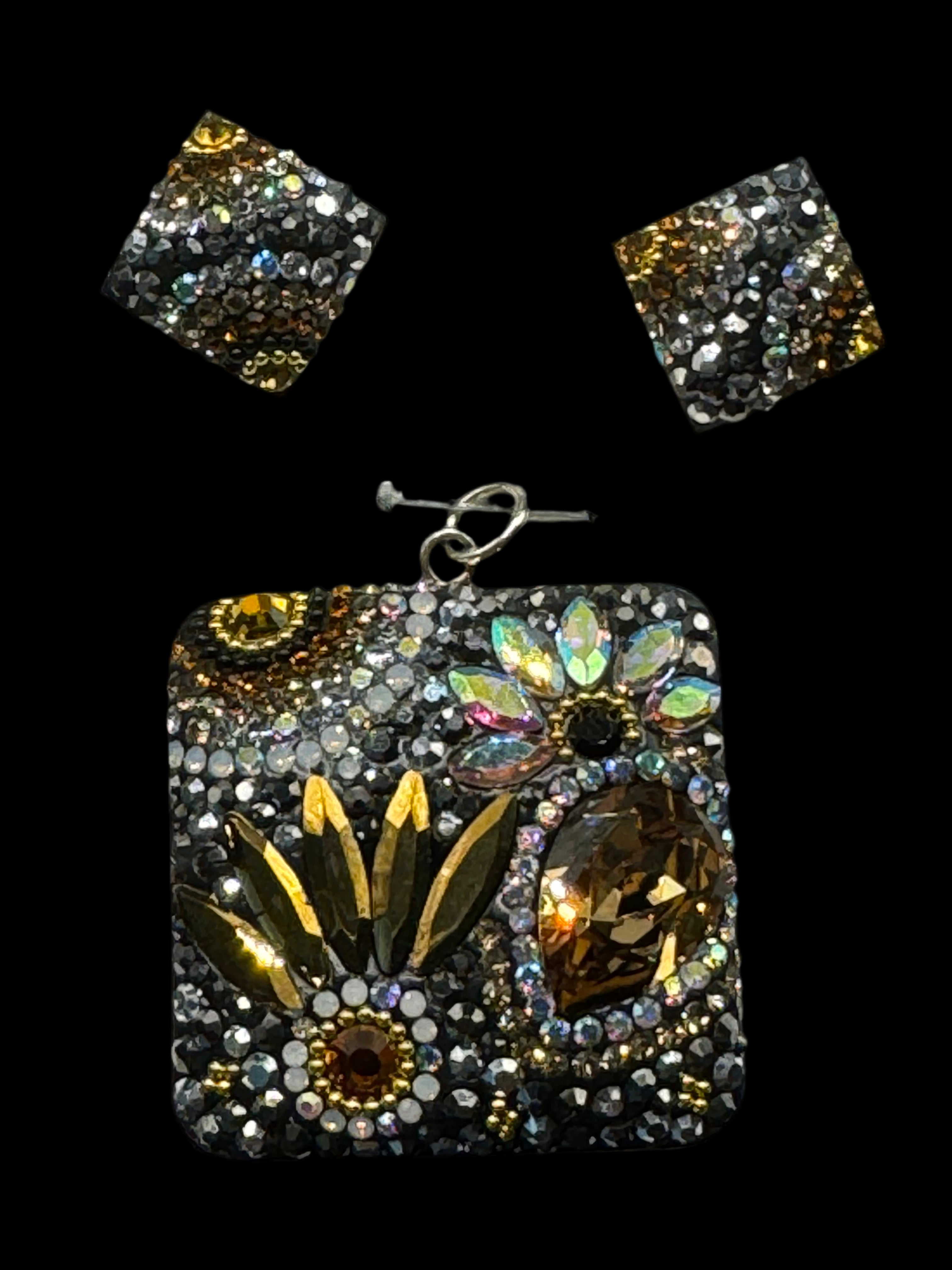 Square Florals Pendant & Earrings in gold color crystals .