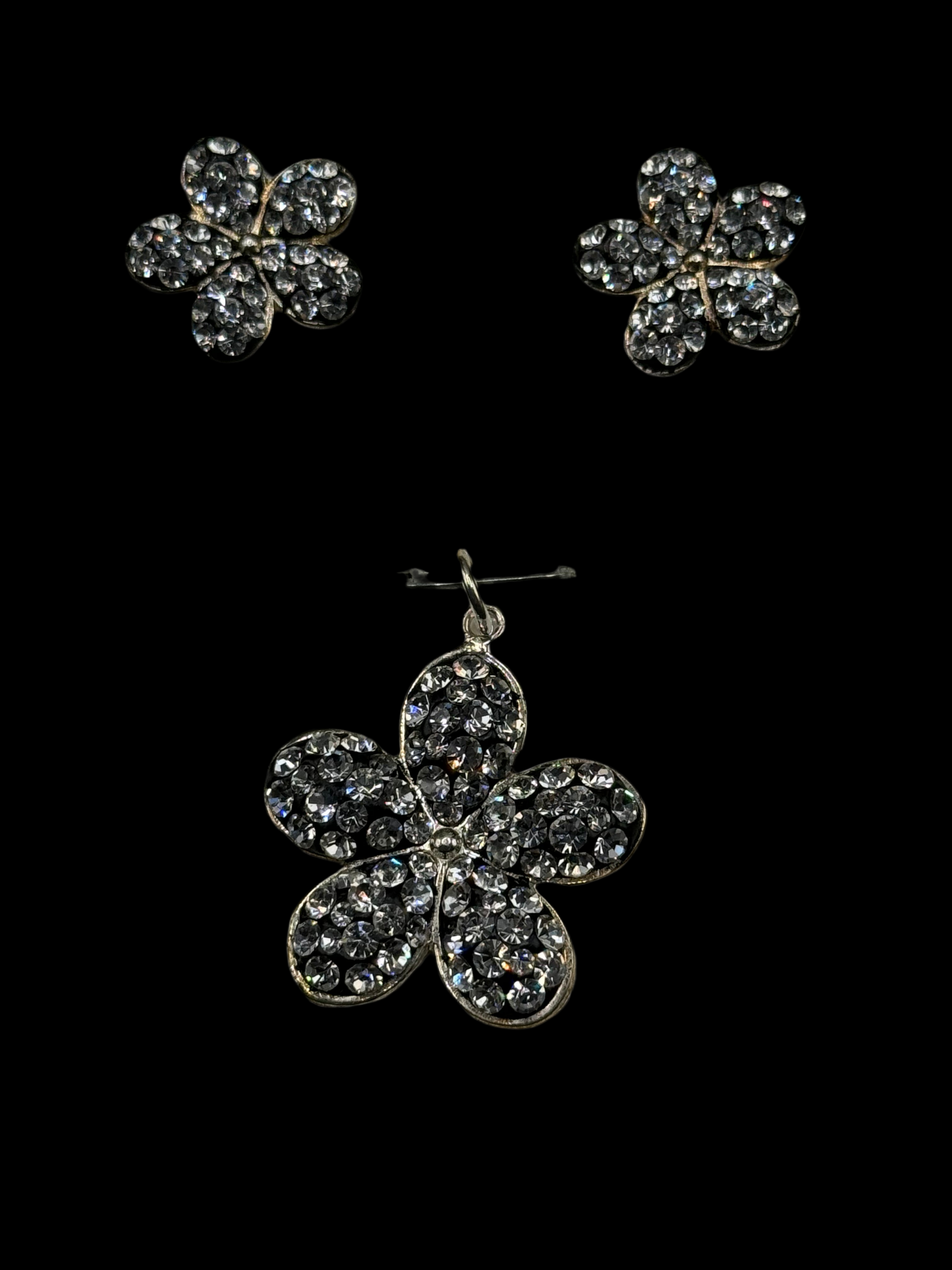 Brilliant crystals Fluer Pendant & Earrings .