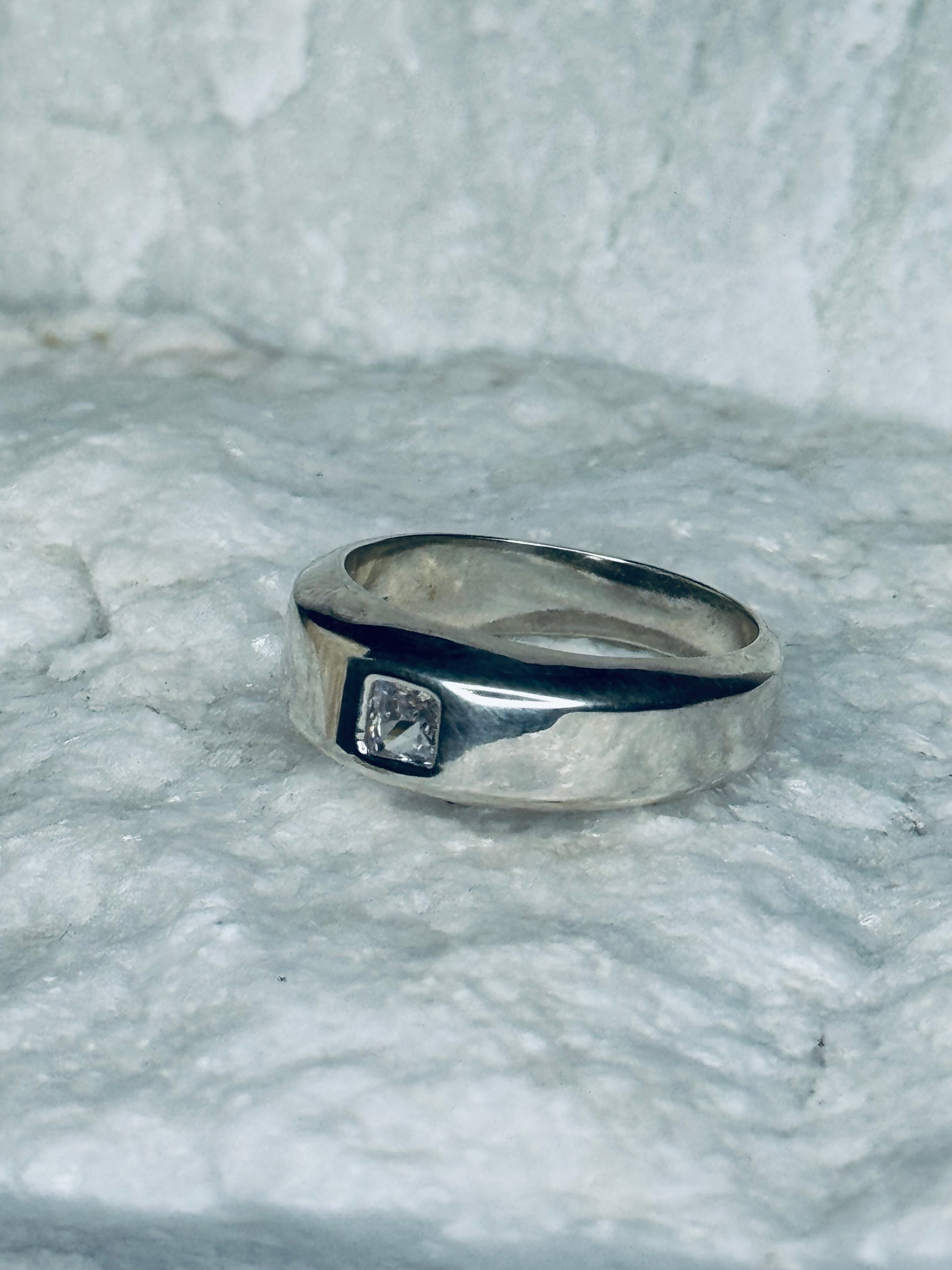 Sterling Silver Solitarie Crystal Band Ring.
