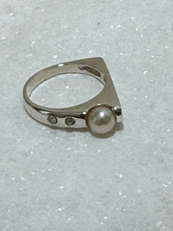 Sterling Silver Pearl Solitaire with Inset Crystals Ring .