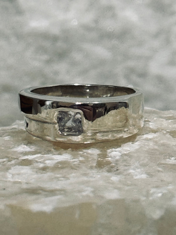 Sterling Silver Elegant Solitaire Crystal Inset Ring .