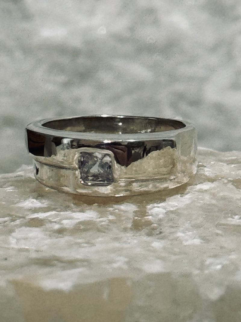 Sterling Silver Elegant Solitaire Crystal Inset Ring .