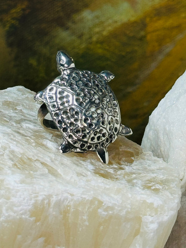 Sterling Silver Turtle Ring .