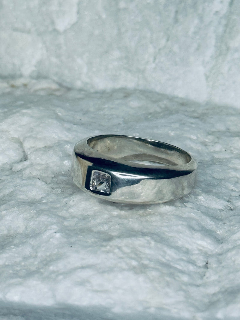 Sterling Silver Solitarie Crystal Band Ring.