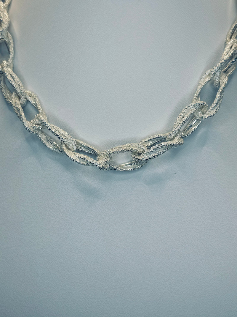 Silver Frosted Eloquent Chain Necklace .